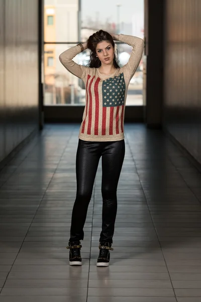 Modelo con pantalones de cuero y camisa de bandera americana — Foto de Stock