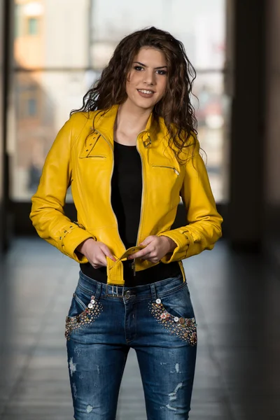 Modèle portant une veste en cuir jaune — Photo