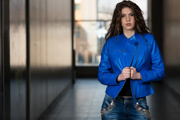Moda moda model na sobie niebieski skórzaną kurtkę — Zdjęcie stockowe
