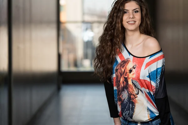 Mooie vrouw dragen jeans en Britse vlag shirt — Stockfoto