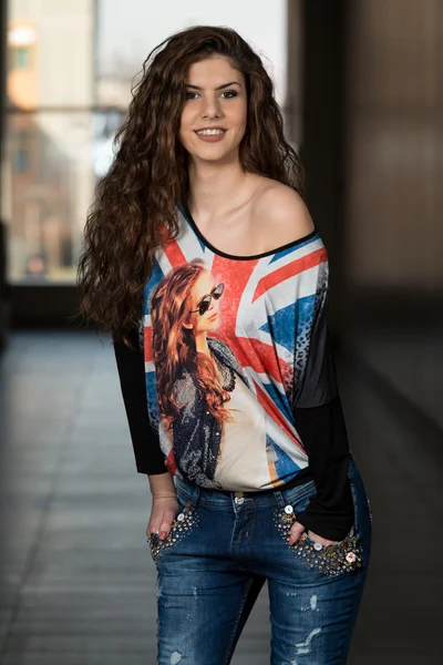 Hermosa mujer con pantalones vaqueros y camisa de bandera británica — Foto de Stock