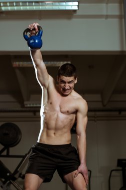 kaslı erkek su ısıtıcısı çan ile egzersiz