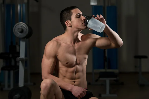 Homem Muscular Jovem Bebendo Uma Garrafa de Água — Fotografia de Stock