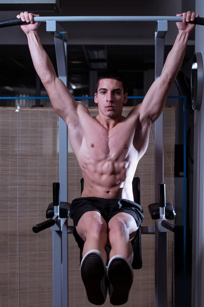 Training van de buikspieren aan te spannen — Stockfoto