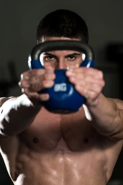 Ejercicio de hombres musculares con KettleBell — Foto de Stock