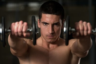 Genç sporcunun güç boks dumbbells ile egzersiz