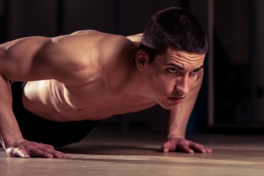 genç adam push up egzersiz