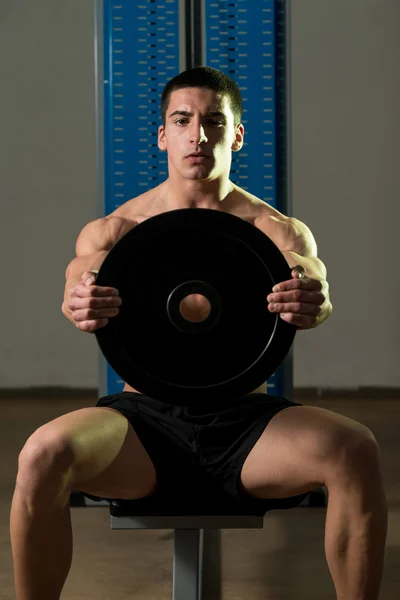 Exercício para ombros placa dianteira levantar — Fotografia de Stock