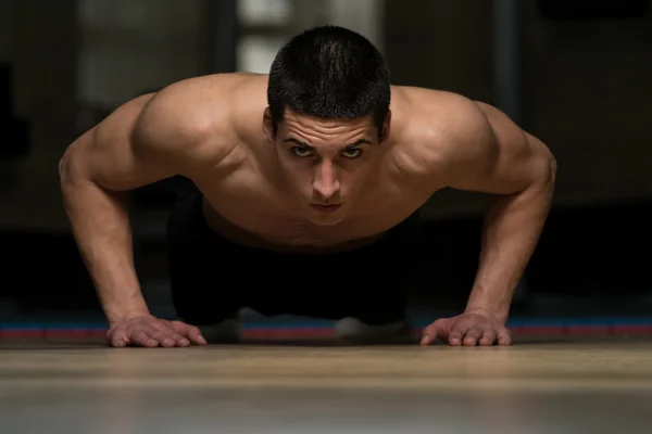 Jonge man uitoefening push-ups — Stockfoto