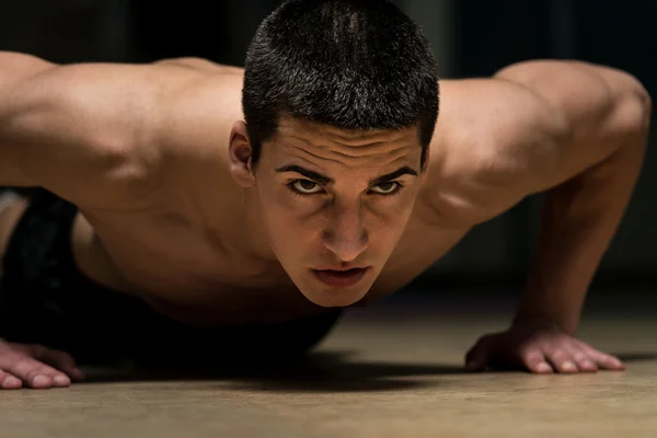 Jonge man doet pushups — Stockfoto