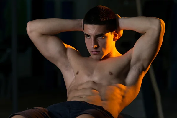 Young Men Doing Sit-Ups With Exercise Ball — Stock Photo, Image