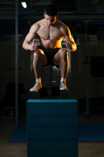 Män gör box jump — Stockfoto