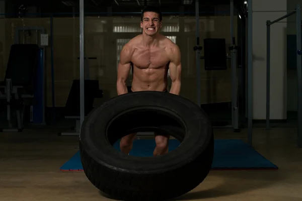 CrossFit träning genom att göra ett däck vänd — Stockfoto