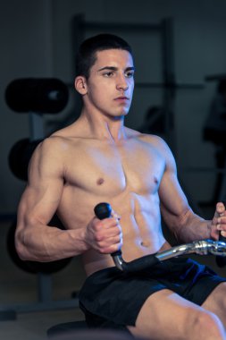 Egzersizler oturmuş satır makinede geri