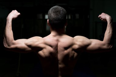 sırt kasları esneme genç erkek atlet