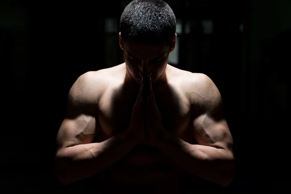 Homem muscular rezando — Fotografia de Stock