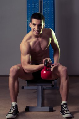 genç çocuk egzersiz su ısıtıcısı çan pazı ile