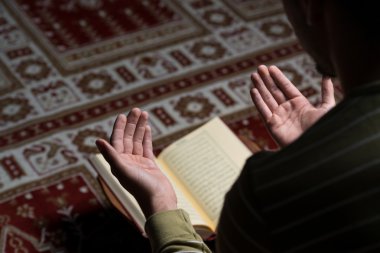 Müslüman erkek Kur'an okuma