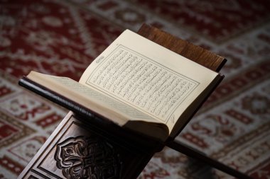 camide Müslümanların kutsal kitabı Kur'an