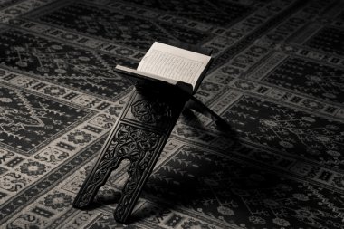 camide Müslümanların kutsal kitabı Kur'an