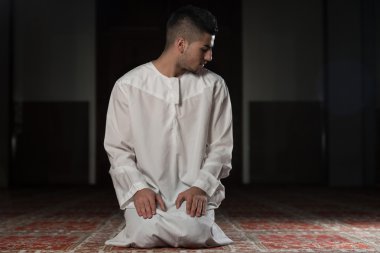 Müslüman adam camide namaz kılıyor.