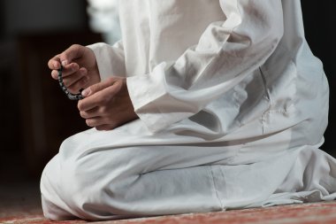 Erkek Ellerinin Tespih Çekerken Yakın Çekimi