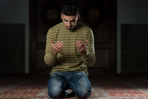Mladé muslimské chlap se modlí — Stock fotografie