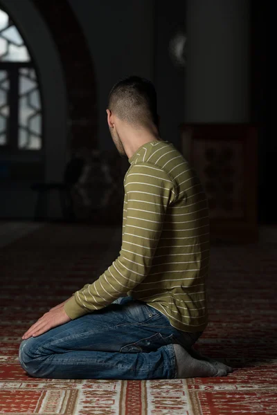 Ung muslimsk man som ber — Stockfoto