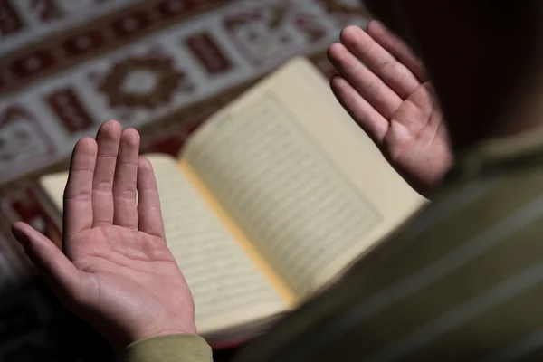 Arabic Muslim Man Reading Holy Islamic Book Koran — Stock Photo, Image