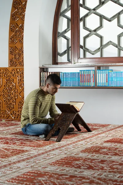 Jonge moslim kerel lezen van de koran — Stockfoto