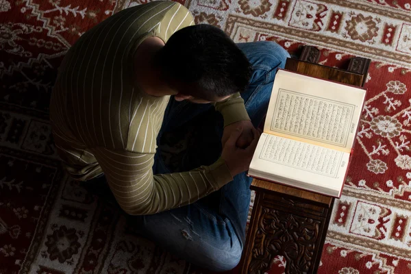 El hombre musulmán está leyendo el Corán — Foto de Stock