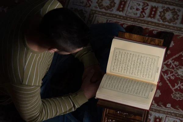 ชายมุสลิมอาหรับอ่านหนังสืออิสลามศักดิ์สิทธิ์ Koran — ภาพถ่ายสต็อก