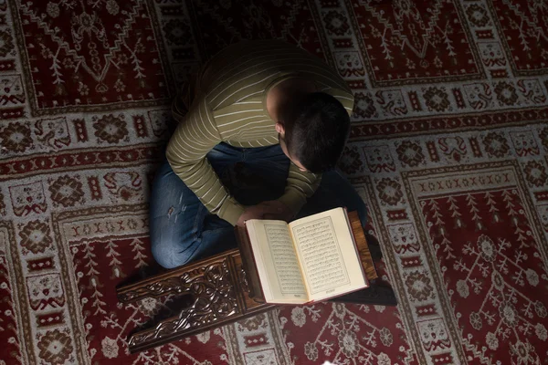 Arabské muslimské muže čtení svatou islámskou kniha Korán — Stock fotografie