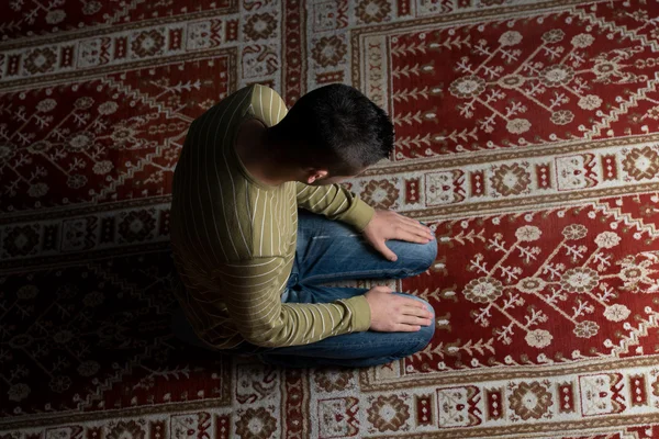 Muslimska be i moskén — Stockfoto