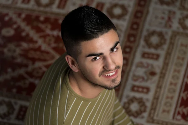 Porträt eines jungen muslimischen Mannes — Stockfoto