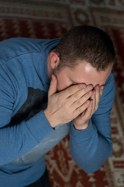 Jonge moslim biddende man — Stockfoto