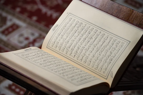 Koran Świętej księgi muzułmanów w meczecie — Zdjęcie stockowe