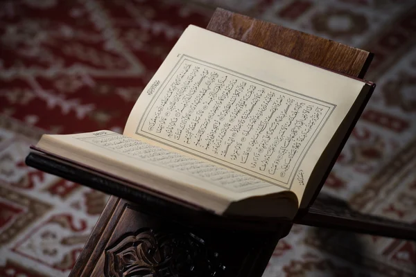 De heilige boek van de Koran van de moslims in moskee — Stockfoto