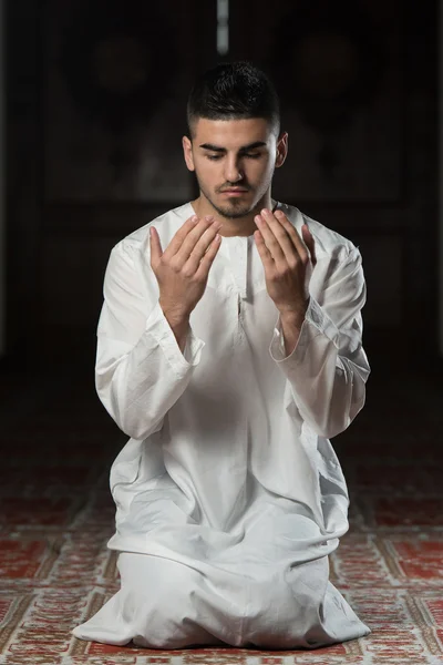 Jovem muçulmano cara orando — Fotografia de Stock