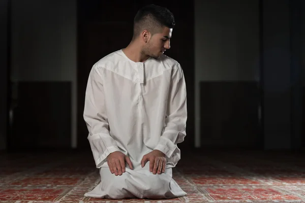 Muslimska mannen ber i moskén — Stockfoto