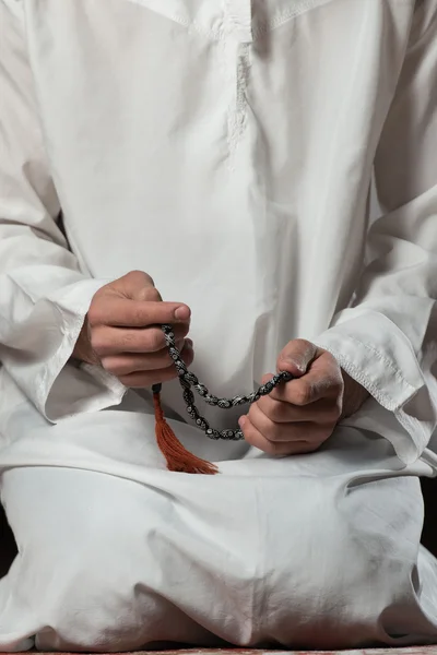 Nahaufnahme männlicher Hände, die mit Rosenkranz beten — Stockfoto