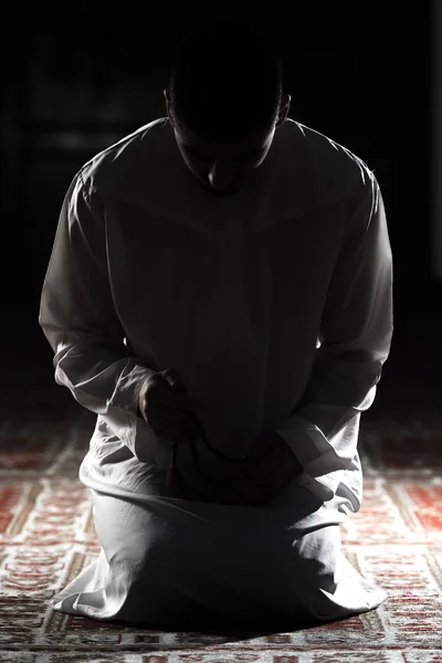 L'homme musulman prie dans la mosquée — Photo