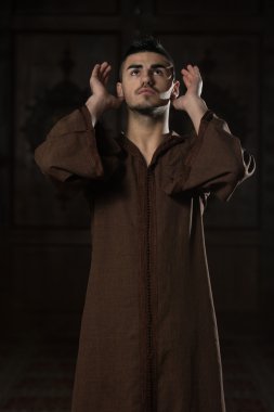 Müslüman adam camide namaz kılıyor.