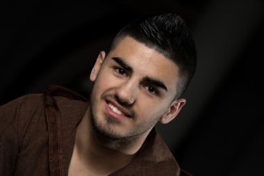 Genç Müslüman adamın portresi