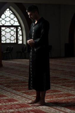 Müslüman camide dua