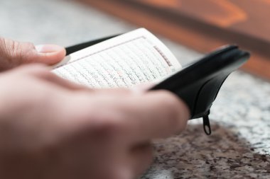 yakın çekim erkek Müslüman okuma Kur'an-ı Kerim