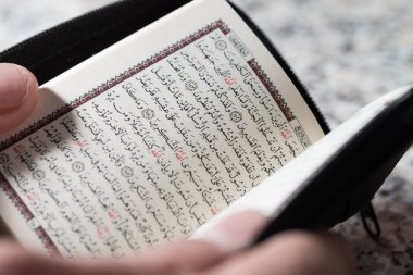 yakın çekim erkek Müslüman okuma Kur'an-ı Kerim