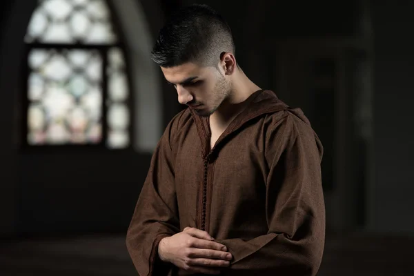 Молодий мусульманських хлопець молитися — стокове фото