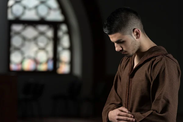 Молодой мусульманин молится — стоковое фото