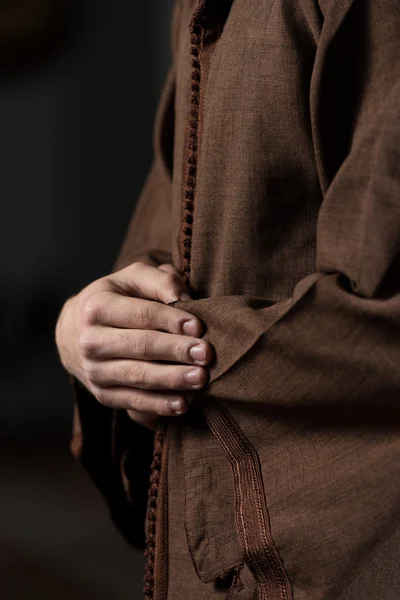 Primer plano de las manos masculinas rezando en la mezquita — Foto de Stock